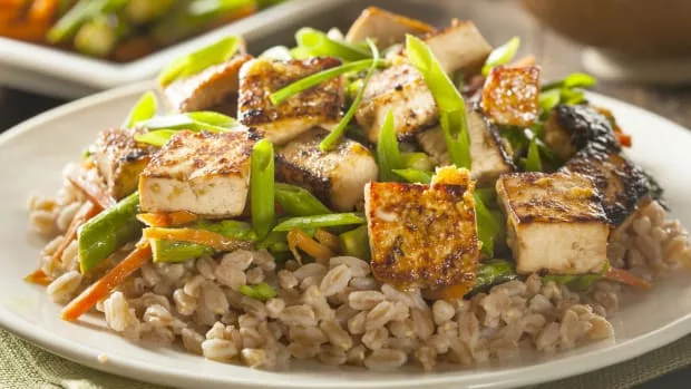 Veggie stir-fry with tofu and brown rice